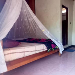 克里穆图WATUGANA BUNGALOW KELIMUTU的客房内的蚊帐