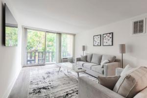 洛杉矶New Luxury Apartment WeHo Boys Town的白色的客厅配有沙发和桌子