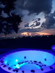 卡拉尔卡Happy Glamping Quindio - Tipo Domo Traslúcido的按摩浴缸,背面是日落