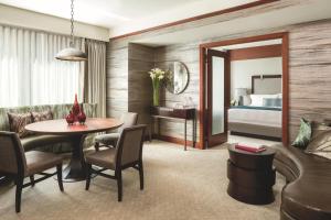 华盛顿丽思卡尔顿乔治敦华盛顿特区酒店的酒店客房设有沙发、桌子和床。