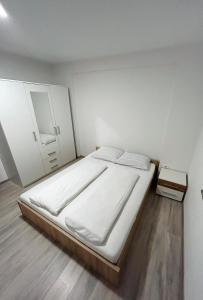 克拉尼Perfect Place for two的白色卧室配有床和镜子