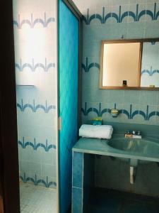 普埃布拉Hotelito Ejido de la 10的一间带水槽和镜子的浴室