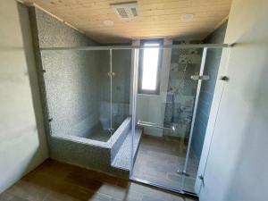 北埔沐目家 Xiang Jia Homestay的带淋浴和玻璃淋浴间的浴室