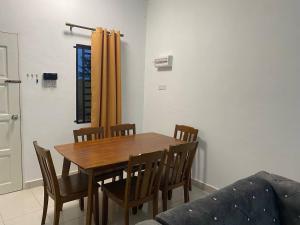 马六甲Anak Air Homestay, Serkam Islam Guest Only的一间带桌椅和沙发的用餐室