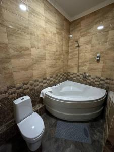 阿克托比Бутик-отель Мажор的一间带卫生间和浴缸的浴室