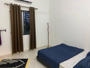 马六甲Anak Air Homestay, Serkam Islam Guest Only的一间卧室设有一张床和一个窗口