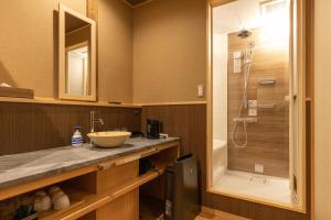 秩父市Classic ＆ modern SELF-STYLED HOTEL 番場おおそね的一间带水槽和淋浴的浴室