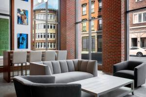 诺沃克Residence Inn by Marriott Norwalk的大堂配有沙发、椅子和桌子