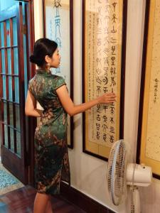 台南福憩背包客栈- 缘憩馆的女人在看墙上的一幅画