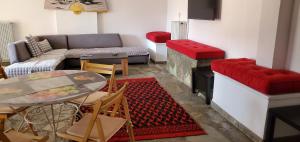 埃拉蒂特里卡隆Sfiris Resort的客厅配有沙发和桌子