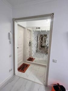 阿拉木图2-х комнатная в центре район ЦУМа的一间设有浴室的客房内的大镜子