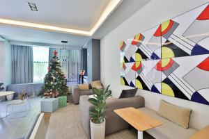蔚山Brown Dot Hotel Ulsan Samsan的客厅配有圣诞树和沙发