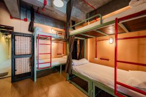 奥南海滩Sleeper Hostel的客房设有两张双层床和一扇窗户。