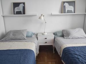 仕格莱Dúplex en Parque Europa的一间卧室配有两张床和床头灯。