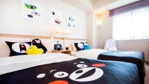 熊本The New Hotel Kumamoto -DLIGHT LIFE & HOTELS-的一间卧室配有两张床,上面有企鹅