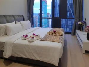 吉隆坡Star KLCC By B&B的一间卧室配有一张床,上面有两条毛巾