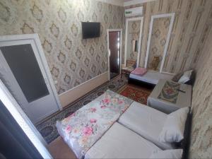 布哈拉Madina-Mehribon Welcome to Bukhara的带沙发和电视的客厅