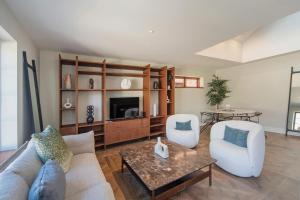 纳尔逊Monaco Poolside Apartment的客厅配有沙发和桌子