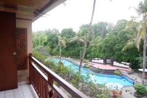日惹日惹嘉雅卡塔酒店及水疗中心的享有游泳池景致的阳台