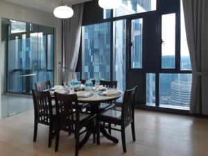 吉隆坡Star KLCC By B&B的一间带桌椅和大窗户的用餐室