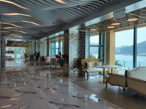 香港华丽海湾酒店的大楼内带桌椅的大堂