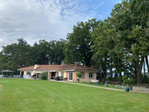 帕耶讷Appartement Villa du Golf的一座小房子,设有大型绿色庭院