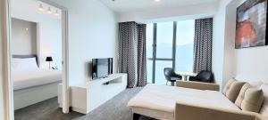 香港华丽海湾酒店的一间酒店客房,配有一张床和一台电视