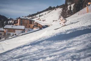 萨尔巴赫Landhaus Saalbach - Joker card included in summer的一个人在雪覆盖的斜坡上滑雪