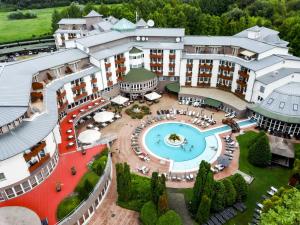 赫维兹莲花温泉酒店的享有酒店空中美景,设有游泳池