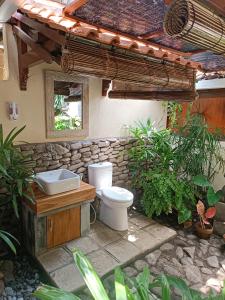 登巴萨Katang - Katang Guest House的室外浴室设有卫生间和水槽。