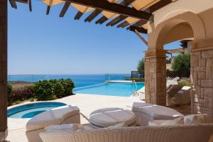 库克里亚Aphrodite Hills Rentals - Elite Villas的一个带椅子的庭院和一个游泳池