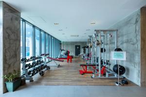 坡州市Mate Hotel Paju的大楼内带跑步机和机器的健身房