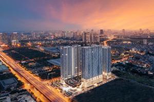 河内Aspaces Serviced Apartments - Vinhomes West Point的夜晚大城市的空中景观