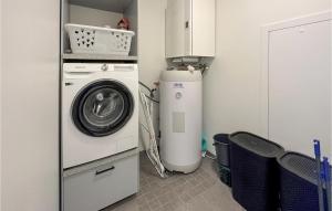 海宁格松3 Bedroom Beautiful Apartment In Haugesund的洗衣房配有洗衣机和烘干机