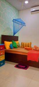 亭可马里Elena Garden Resort and Restaurant的一间卧室配有一张带色彩缤纷枕头的大床