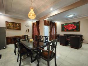 井里汶De Hanami Homestay Setrayasa的客厅配有餐桌和椅子