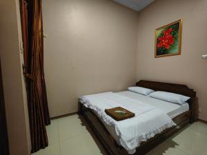 井里汶De Hanami Homestay Setrayasa的卧室配有一张挂在墙上的床铺