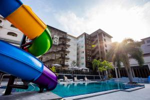 芭堤雅市中心萨拜旅馆的大楼前带滑梯的游泳池