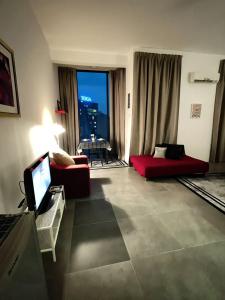 八打灵再也Immense Studio EmpireDamansara/WiFi/Netflix的客厅配有红色沙发和电视