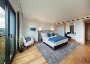 伦敦Tower Suites by Blue Orchid的配有一张床和一张书桌的酒店客房