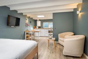 赞德沃特Studio Luxe 31 Zandvoort met gratis parkeerplaats的一间卧室设有一张床和一间客厅。