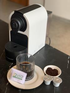 河内22Land Hotel & Residence的咖啡壶,坐在柜台上,喝杯咖啡