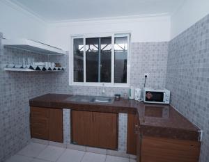 马林迪Haven Hearts Apartments的厨房配有带水槽的柜台和窗户。