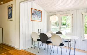 BorupNice Home In Borup With Wifi的一间配备有白色桌椅的用餐室