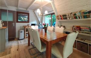 BovenwezetStunning Home In Rekem-lanaken With Wifi的一间带木桌和椅子的用餐室