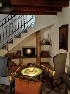 TalaraLa Cañota King Rooms Adults Only的一间带桌椅和楼梯的客厅