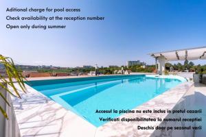克卢日-纳波卡Urbio Private Suites的一张度假村游泳池的照片