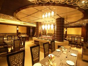 瓦拉纳西科斯塔河酒店的餐厅内带桌椅的用餐室