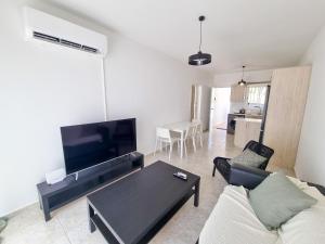 皮拉Beach Vibes Apartment的客厅配有沙发和桌子
