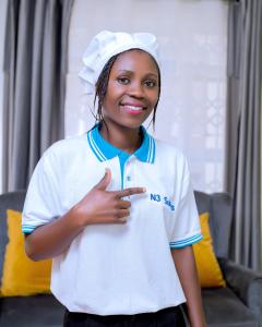 MzuzuThe N3 Suites的戴着厨师帽、微笑的年轻女人
